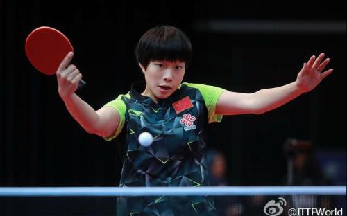 它反映了球 它反映了球